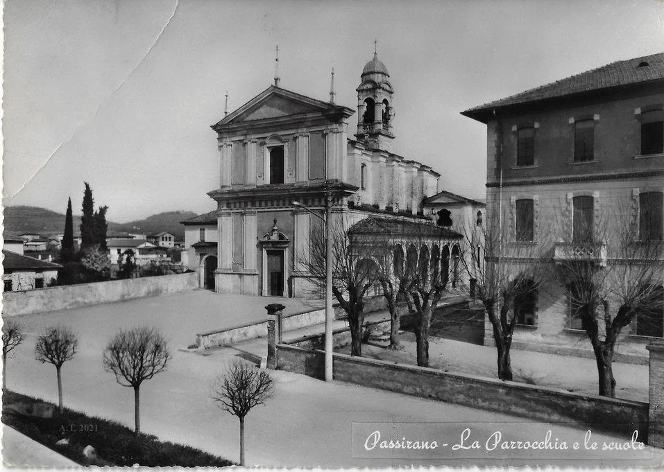 La piazza e la Chiesa Parrocchiale